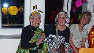 Die Hürrlinger Wiiberfasnet ist bei allen Generationen beliebt. Hier ist Wiltrut Birk mit Tochter und Enkelin zu sehen.