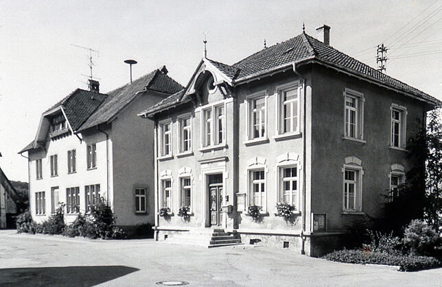 Das alte Rathaus in Oberlauchringen (im Hintergrund die Schule Grundschule Oberlauchringen). Heute ist hier unter anderem eine Bücherei ...