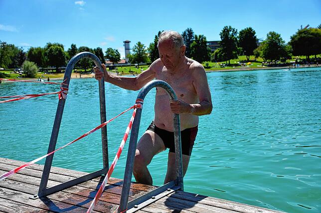 In der bei den Senioren beliebten Ecke des Freibades ist der einzige offene Steg mit Treppe. Dieter Steffan (81) kommt mit seiner Frau ...
