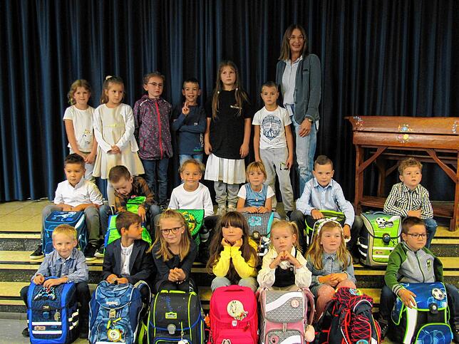 Die 13 Erstklässler der Rohrdorfer Grundschule (in den vorderen beiden Reihen) kommen aus den Meßkircher Ortsteilen Heudorf, Langenhart ...