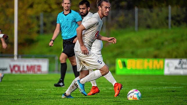 Knapp gescheitert: Luis Weber vom FC Erzingen (hier ein Archivbild) wäre fast ein Tor geglückt, doch landete sein Schuss an der Latte. ...