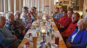 Viele Frohnstetter Senioren, darunter auch die ehemalige Ortsvorsteherin Margarete Bantle, waren der Einladung zur gemeindlichen ...