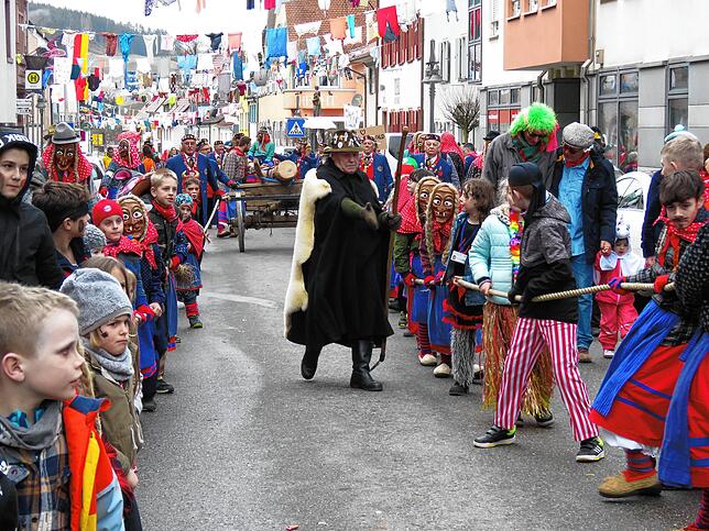 In Geisingen ziehen traditionell die Kinder den Narrenbaum. Auch wenn er 28 Meter lang ist und frisch geschlagen, wird der Baum durch ...