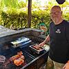 Carsten Laufer vom Surfplatz grillt an seinem selbstgebauten Grill seit elf Jahren für Gäste. Dabei bringen ihn große Gruppen mit viel ...