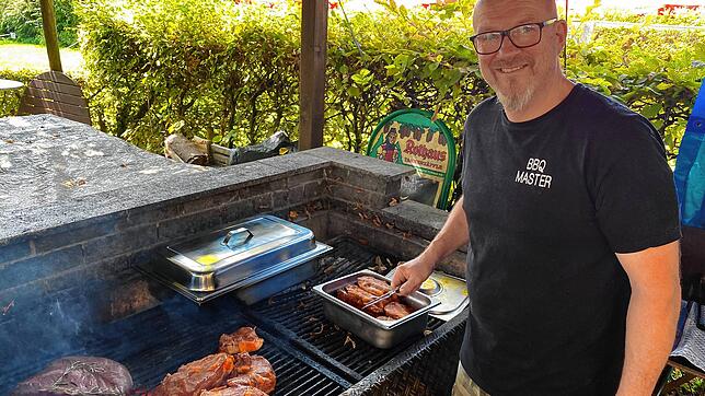 Carsten Laufer vom Surfplatz grillt an seinem selbstgebauten Grill seit elf Jahren für Gäste. Dabei bringen ihn große Gruppen mit viel ...