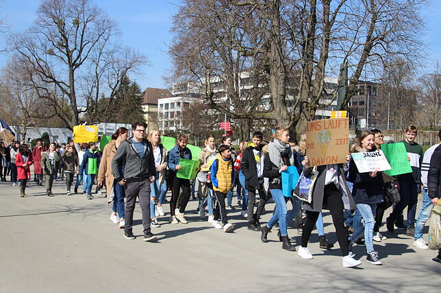 März 2019: Mehr als 150 Teilnehmer, ziehen bei einer Demonstration über die Uferpromenade. Auch Erwachsene schließen sich den Schülern an.
