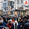 Zahlreiche Menschen gehen am Samstag in Reutlingen durch die Fußgängerzone.