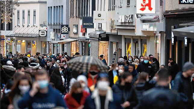 Zahlreiche Menschen gehen am Samstag in Reutlingen durch die Fußgängerzone.