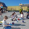 Aktion Kinderschuh beim Singener Rathaus (die Mütter von links): Jennifer Messner, Jana Bergmann und Yvonne Franke-Ruf. Im Vordergrund ...