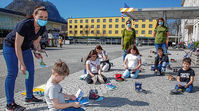 Aktion Kinderschuh beim Singener Rathaus (die Mütter von links): Jennifer Messner, Jana Bergmann und Yvonne Franke-Ruf. Im Vordergrund ...