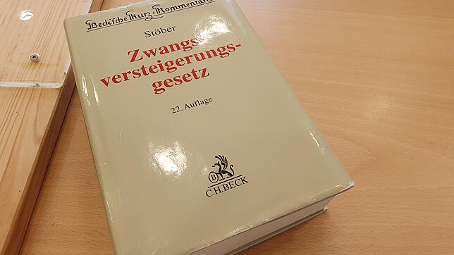 Wer ein Haus über eine Zwangsversteigerung erwerben möchte, sollte sich gut informieren. Dick ist das Gesetzbuch, das bei der ...
