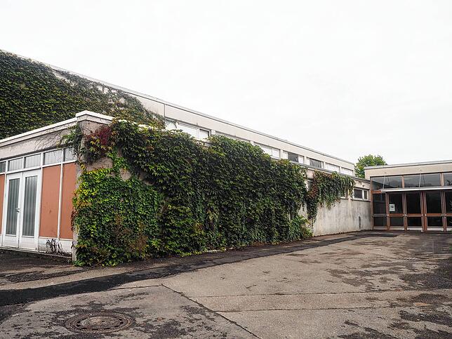 Hier sollen in den nächsten Wochen 132 Flüchtlinge einziehen: Die alte Stadthalle Engen wird derzeit dafür vorbereitet.