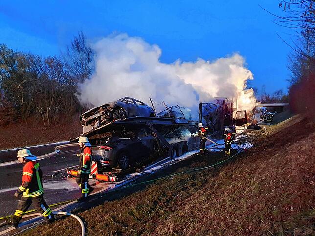 Bild 13: Bilder von Einsatz und Bergung auf der B 31: E-Autos brennen
