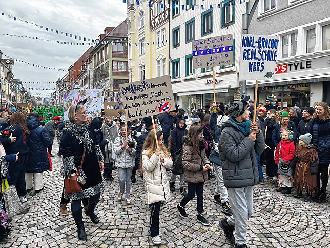 Die Schüler und Lehrer der Karl-Brachat-Realschule verkleiden sich als Mäuse und fragen sich: wo bleibt das Geld für die Schulen?