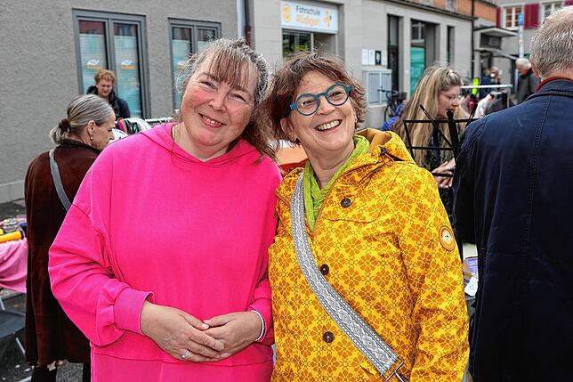 Bild 23: Konstanz – Altstadt-Flohmarkt auf dem Stephansplatz: Hier stöbern und feilschen die Konstanzer