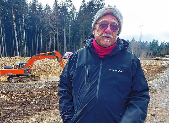 Lothar Tiburski ist bei Solarcomplex der Bauleiter des Windpark Länge nahe Donaueschingen und Blumberg. Im Hintergrund sind die Gruben ...