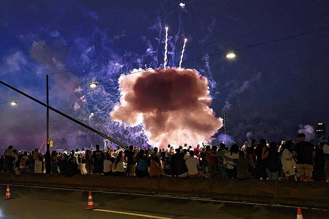 Ein Feuerwerkskörper explodiert in zu niedriger Höhe über Zuschauen beim Abschlussfeuerwerk der Rheinkirmes. Es gab mehrere Verletzte.