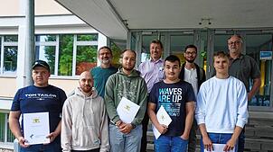 Die Lob- und Preisträger mit ihren Lehrern Markus Schänzle, Matthias Neubert, Christian Steppuhn und Schulleiter Frank Decker (hinten ...