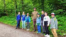Stadtförster Gabriel Hieke (Mitte) informiert die Kinder beim Walderlebnistag im Sommerferienprogramm über diesen Lebensraum. Foto: ...