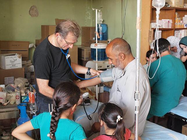 Der Mainzer Arzt Gerhard Trabert versorgt Patienten im Feldlazarett. Bilder: Rehman