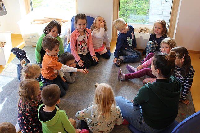 In der neuen Kindertagesstätte herrscht jetzt Leben. Hier bespricht eine Gruppe im Sitzkreis, welche Teile im Konstruktionsraum denn so ...