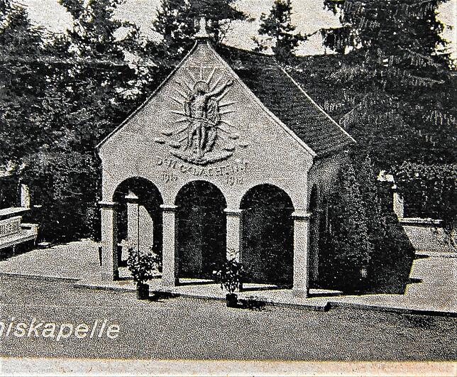 Die monumentale Gedächtniskapelle prägte das Erscheinungsbild auf dem Friedhof stark mit.