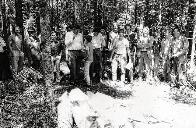 Waldkalken in den Achtzigern: Die Junge Union zieht mit dem damaligen Landtagsabgeordneten Roland Ströbele los. Vorne in der Mitte im ...