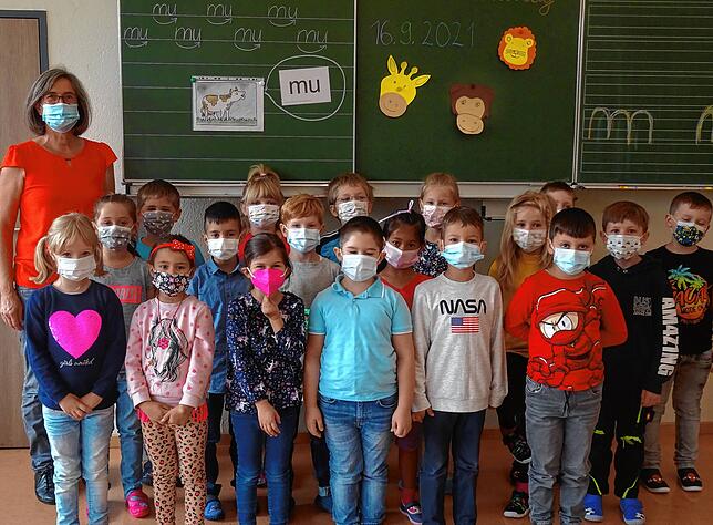 Die neuen Erstklässler der Frobenius-Thomsin-Schule in Blumberg-Riedöschingen. Zu sehen ist die Klasse 1 mit der Klassenlehrerin und ...