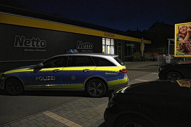 Am Abend des Mittwoch hat sich im Supermarkt in Aach ein Raubüberfall ereignet. Noch spät am Abend stehen Polizeifahrzeuge vor dem ...