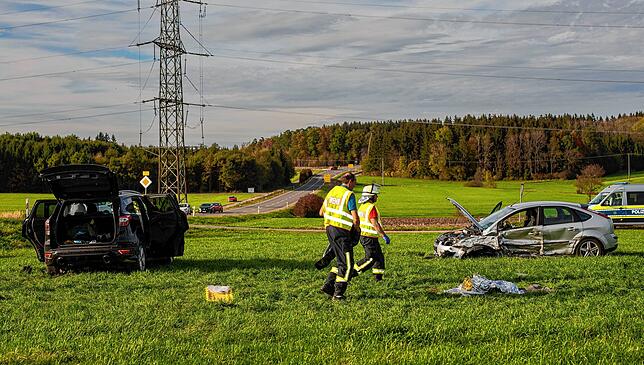 Neben der Polizei waren sechs Rettungswagen, zwei Krankentransportwagen, ein Hubschrauber, zwei Notarztwagen, ein leitender Notarzt und ...
