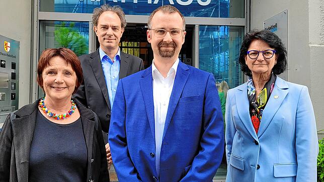 Bürgermeisterin Monika Laule (rechts) und Erik Hörenberg, Fachbereichsleiter Kultur (hinten), stellten die Neuen vor: Heike Endemann ...