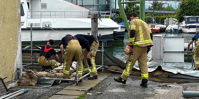 Die Feuerwehr versucht am Dienstag, 11. Juni, die Überschwemmungen an der BSB-Werft mit Sandsäcken unter Kontrolle zu bekommen.