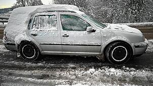 So nicht! Die Fahrzeuge müssen vor der Fahrt von Schnee und Eis befreit werden. Einige Autofahrer haben das im Thurgau nicht beachtet. ...