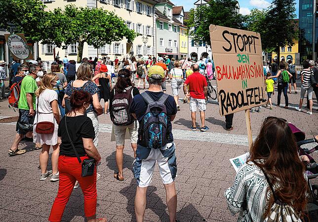 Rund 150 Teilnehmer nahmen an der Demonstration gegen die Bebauung des Streuhau-Gebietes am Samstag teil.