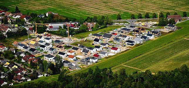 Das Neubaugebiet Stefansfeld im September 2020 aus luftiger Höhe betrachtet. Inzwischen sind die meisten Häuser, die hier noch im Bau ...