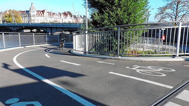 Auf der Fahrbahn der sanierten Fahrradspindel am Rheintorturm haben sich Wellen im Belag gebildet.