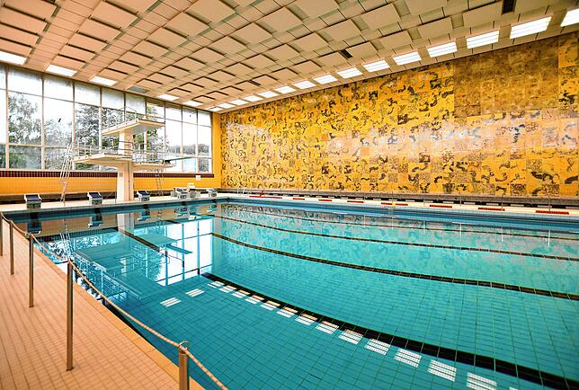 Das Schwimmbecken fasst rund 700.000 Liter Wasser. Es braucht fast zwei Tage um gänzlich gefüllt zu werden.