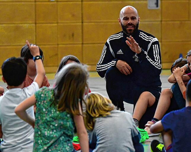 Gibt‘s noch Fragen: Jan Hebding ist weniger der „Sportlehrer“ als der Ansprechpartner für die Kinder der ...
