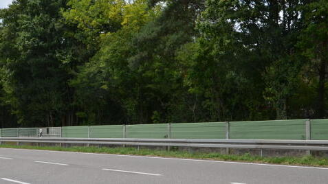 Die Lärmschutzwand entlang der B&nbsp;314 bei Ofteringen ist laut Anwohner zu niedrig konzipiert und dringend sanierungsbedürftig. Da ...