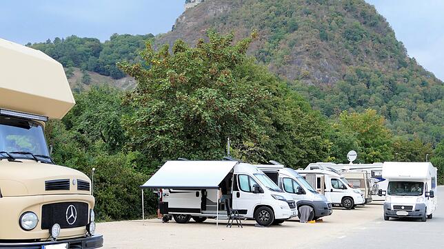 Wohnmobilisten parken auf der Offwiese in Singen. Optisch gleichen die Stellplätze einem Parkplatz, doch die Reisenden fühlen sich hier ...