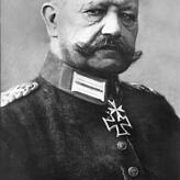 Generalfeldmarschall Paul von Hindenburg (1847-1934) war seit 1916 Chef der Obersten Heeresleitung. Nach ihm wurde das Programm zur ...