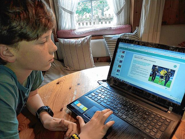 Diese Szene zeigt beispielhaft Nicolas Küpfer am Notebook beim Bearbeiten von Unterrichtseinheiten und Lernen für die Schiedsrichterprüfung.