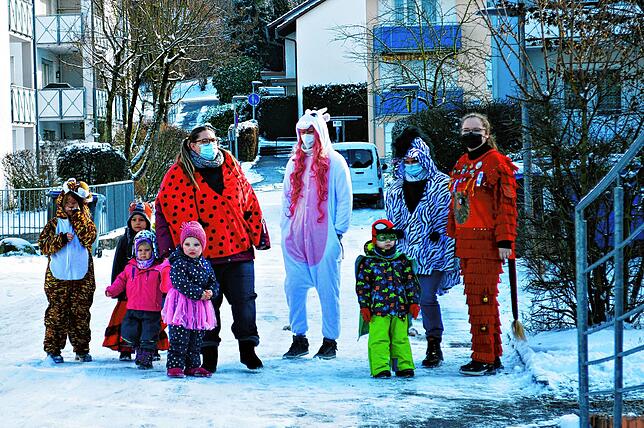 Mit reichlich Abstand wartet diese Kindergartengruppe auf den Beginn des Narrenbaumstellens.