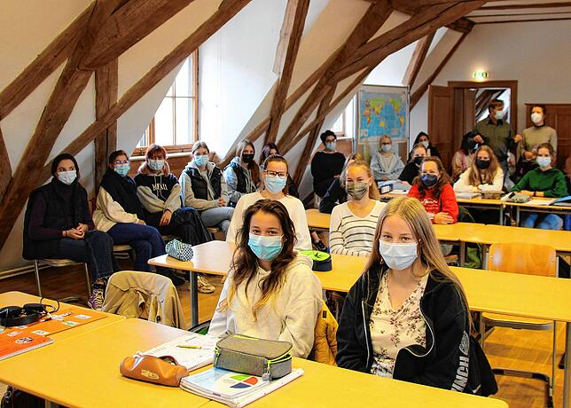 SÜDKURIER-Redakteur Siegfried Volk stand den Zehntklässlerinnen der Heimschule Kloster Wald Rede und Antwort. Eingeladen hatte ihn ...