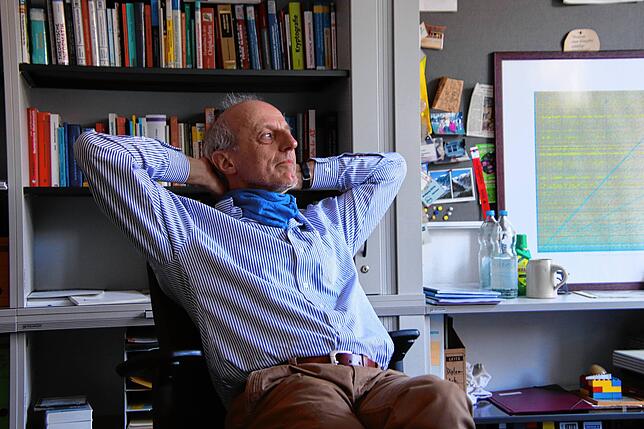 Wolfgang Ertel in seinem Büro an der Hochschule in Weingarten. Er sei kein Öko-Revoluzzer, sagt er.