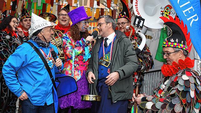 Bild 10: Schmotziger Dunschtig: Auf der Marktstätte treffen sich die Narren und Hästräger