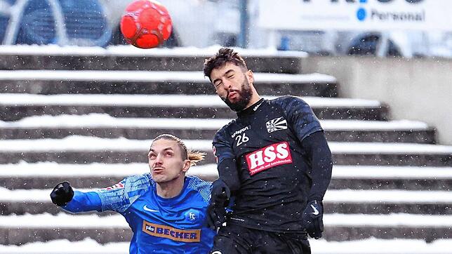 Mokhtar Boulachab (links) und sein Team vom FC 08 Villingen konnten sich leicht gegen den Aufsteiger FC Denzlingen durchsetzen. Der ...