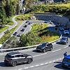Straßenverkehr in der Nähe des Gotthard-Straßentunnels in der Schweiz. Wer in der Schweiz zu schnell fährt, kommt um das Knöllchen ...