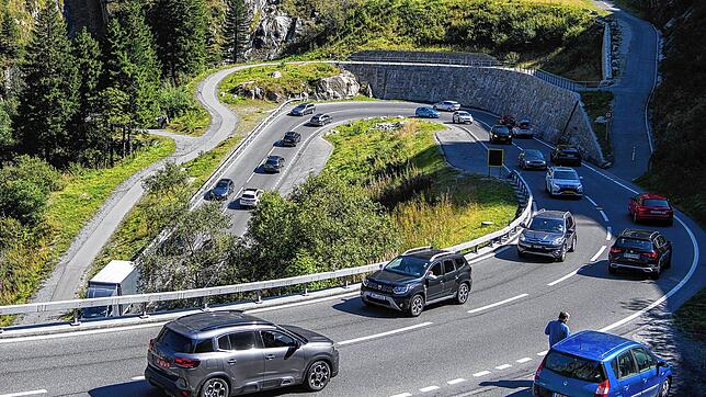 Straßenverkehr in der Nähe des Gotthard-Straßentunnels in der Schweiz. Wer in der Schweiz zu schnell fährt, kommt um das Knöllchen ...