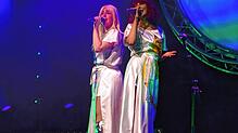 Sie begeisterten das Publikum im Gloria-Theater: Links Agnetha, alias Hella Eaglesham und rechts Frida, alias Tegen Jones. Bild: Susanne ...